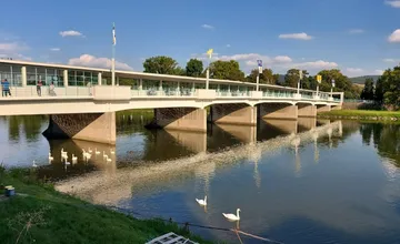 Zatvorený most v Piešťanoch brzdí podnikateľov. Tí hlásia mesačnú stratu 15-tisíc eur, mesto na situáciu reaguje