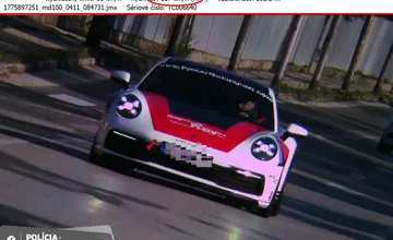 Hazard v obci Banka: vodič si pomýlil obec s pretekárskou dráhou, uháňal cez ňu 117 km/h, polícia mu klepla po prstoch