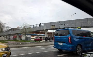 FOTO: V Trnave pri City Aréne došlo k vážnej nehode, nákladiak zdemoloval lávku pre peších