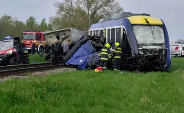 VIDEO: Na trati pri Dunajskej Strede sa zrazil vlak s kamiónom. Zrážku vodič kamiónu neprežil, desiatky ľudí sa zranilo
