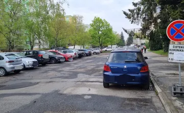 Piešťany chceli upratať ulice, vodiči to mestu prekazili. Obyvatelia sa hádajú, kto zlyhal