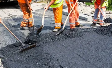 Obec pri Trnave varuje pred podozrivými osobami, ponúkajú asfaltové práce. Svedkovia hovoria aj o nátlaku