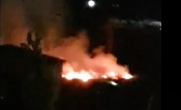 VIDEO: Hasiči zasahovali pri rozsiahlom požiari v Seredi, s plameňmi bojovali v ťažko dostupnom teréne blízko železnice