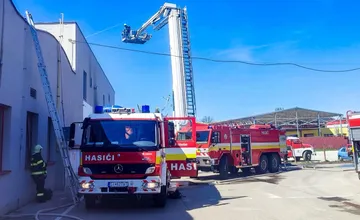 FOTO: Priemyselný areál v Holíči zachvátil požiar, na mieste zasahovali desiatky hasičov, zamestnancov museli evakuovať