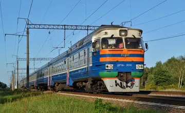 Vlaky stoja. Medzi Sereďou a Gáňom prerušili dopravu, súprava uviazla pod mostom