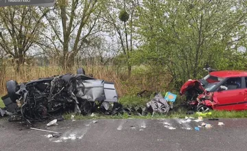 Tragická nehoda pri Kuklove si vyžiadala dva životy. Vodič, ktorý prešiel do protismeru, jazdil bez vodičáku