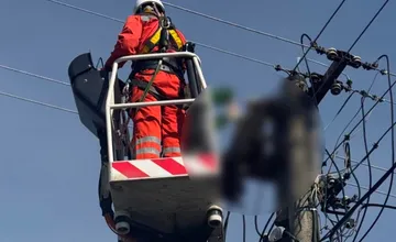 FOTO: Kuriózny prípad v obci pri Dunajskej Strede. O výpadok elektriny sa nepostaral vietor či iné živly, ale...