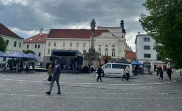 Na námestí Trnavy sa to už hemží stánkami. Večer mesto ovládne benefičný beh, ktorého výťažok pôjde na pomoc Paľkovi