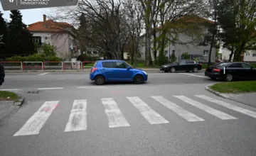 Polícia hľadá svedkov nehody v Piešťanoch, pri ktorej sa auto zrazilo s kolobežkou. Neboli ste náhodou aj vy svedkom?