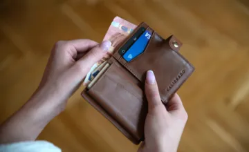 Stratená peňaženka sa vrátila majiteľke z Hviezdoslavova. Tá neverila, že ju ešte uvidí, ale istý muž ju prekvapil