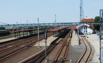 Vlaky medzi Leopoldovom a Hlohovcom na víkend stopnú. V týchto dňoch sa pripravte na náhradné autobusy