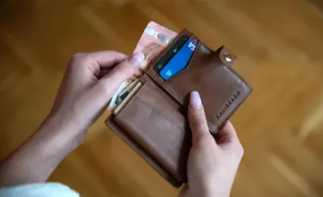 Osobné bankroty rastú. Najviac ekonomicky padajú tridsiatnici, dlhy dobiehajú aj seniorov