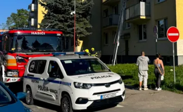 VIDEO: Zásah polície v Senici ako z filmu. Podozrivý muž preliezal balkónom do cudzieho bytu, pátral po ňom Interpol