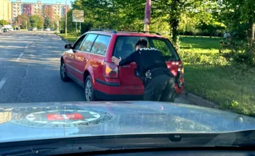 Policajti v Trnave pomohli zúfalej vodičke s pokazeným autom. Vďaka rýchlej reakcii zabránili možnej nehode