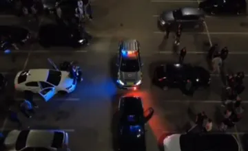 VIDEO: Polícia strážila nočný tuning zraz v Hlohovci, dvaja vodiči odišli s pokutou