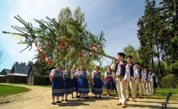 Trnavský región ožije stavaním májov a folklórom. Príďte si uviazať stužku lásky a privítať jar v duchu tradícií
