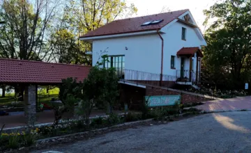 Peter pochválil bistro neďaleko Trnavy, majitelia zareagovali: Rozvážať sa na drahých autách nás neuvidíte