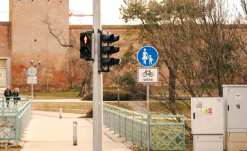 Podobné značky, no iný význam. Trnavčania, viete aký je rozdiel medzi týmito pre cyklistov a chodcov?