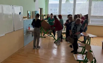 FOTO: V škole neďaleko Serede zasahovala polícia, pedagógovia sa zabarikádovali v učebni