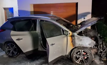 FOTO: Nočný požiar v Kunove poškodil dve autá, hasiči škodu odhadli na 17 000 eur
