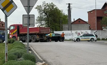 V Hlohovci sa zrazilo nákladné a osobné auto, šoféri hlásia zdržanie z tohto smeru