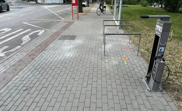 „Totálny nezmysel“ alebo len nepochopený zámer? Nové cykloriešenie a stojany vraj blokujú chodník