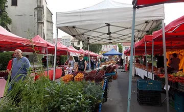 Chodievali ste radi na pečeného struha na Farmárske trhy v Piešťanoch? Zabudnite, predaj zakázali
