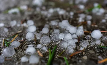 VIDEO: Na Záhorí udreli búrky aj krúpy. Ľudia z iných častí Slovenska hlásia úplne opačné počasie