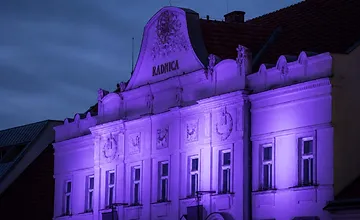 Trnavská radnica sa večer rozsvieti na fialovo, symbolicky tým vyjadrí podporu ľuďom s neviditeľným ochorením