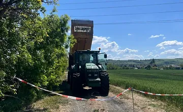 Pri Hlohovci došlo k tragédii, traktorista po zásahu elektrickým prúdom na mieste zomrel