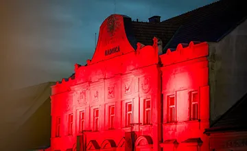 Trnavská radnica sa opäť rozsvieti, cez víkend sa na znak spolupatričnosti s ľuďmi trpiacimi na AIDS začervená