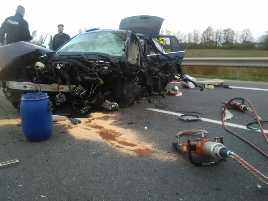 Dopravná nehoda pri Trnave, BMW sa zrazilo s nákladným autom, foto 1