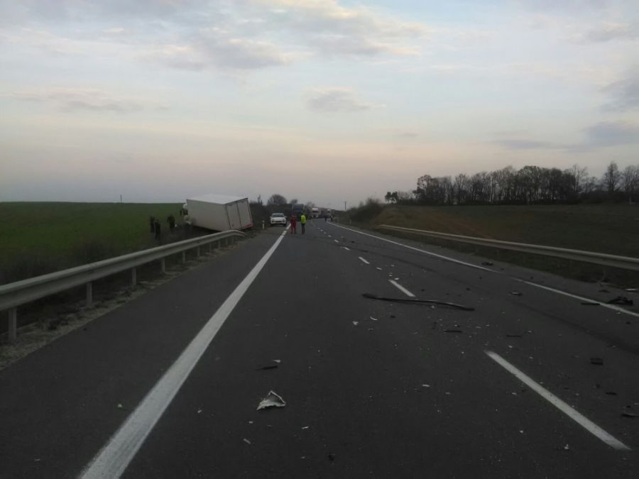 Dopravná nehoda pri Trnave, BMW sa zrazilo s nákladným autom, foto 2