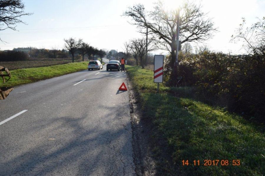 Zrážka osobného auta Audi A6 s chodcom, vodičovi zadržali vodičský preukaz, foto 1