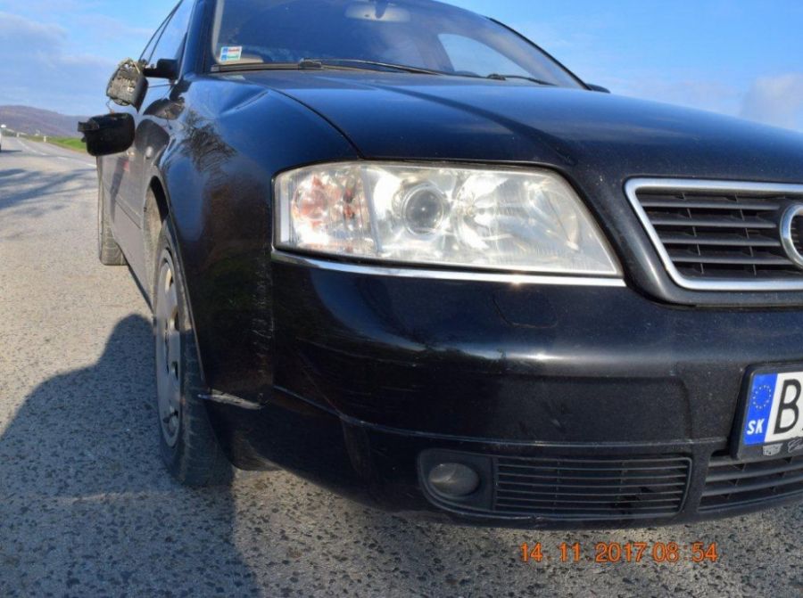 Zrážka osobného auta Audi A6 s chodcom, vodičovi zadržali vodičský preukaz, foto 2