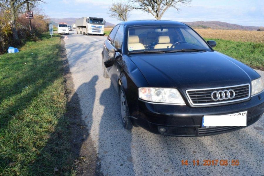 Zrážka osobného auta Audi A6 s chodcom, vodičovi zadržali vodičský preukaz, foto 3