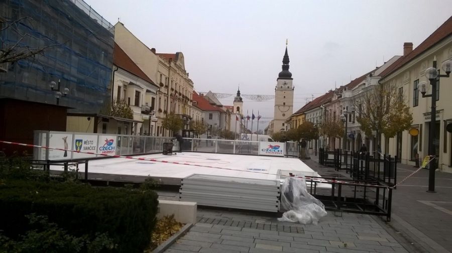 Aj tento rok má Trnava svoje klzisko na Hlavnej ulici, foto 1