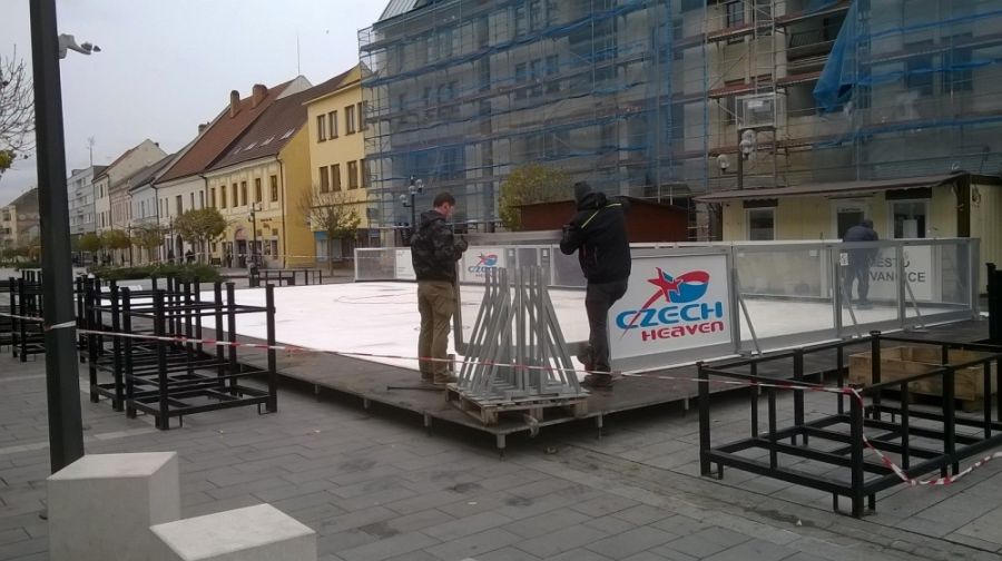 Aj tento rok má Trnava svoje klzisko na Hlavnej ulici, foto 2