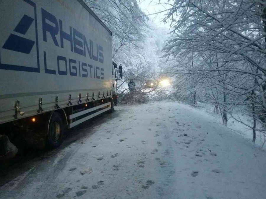Snehová kalamita zasiahla celé Slovensko, doprava trpí hlavne v Bratislavskom a Trnavskom kraji, foto 6
