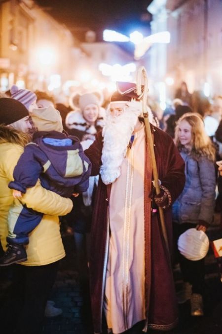 Mikuláš a deti rozžiarili Trnavu, pozrite sa aká krásna atmosféra zavládla v meste 5. decembra, foto 1