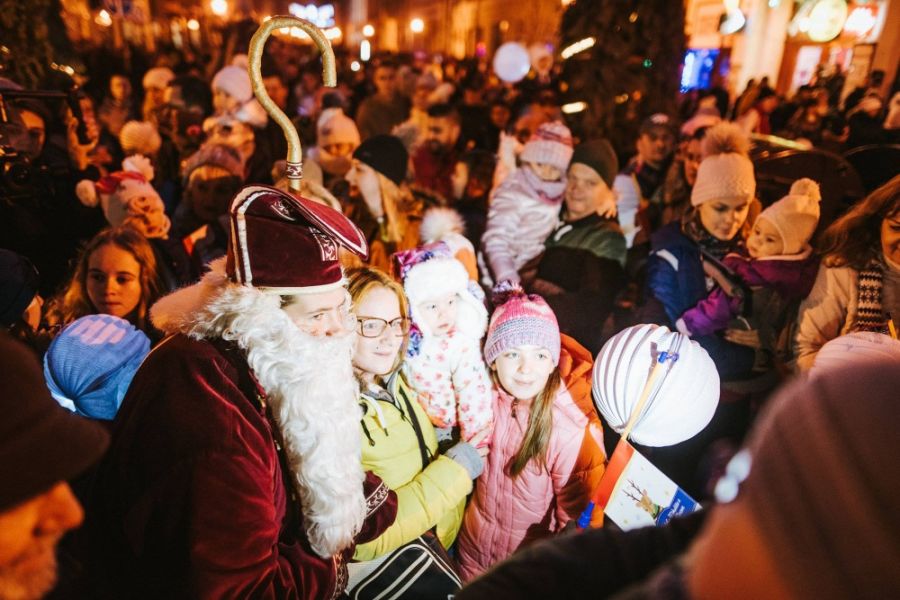 Mikuláš a deti rozžiarili Trnavu, pozrite sa aká krásna atmosféra zavládla v meste 5. decembra, foto 2