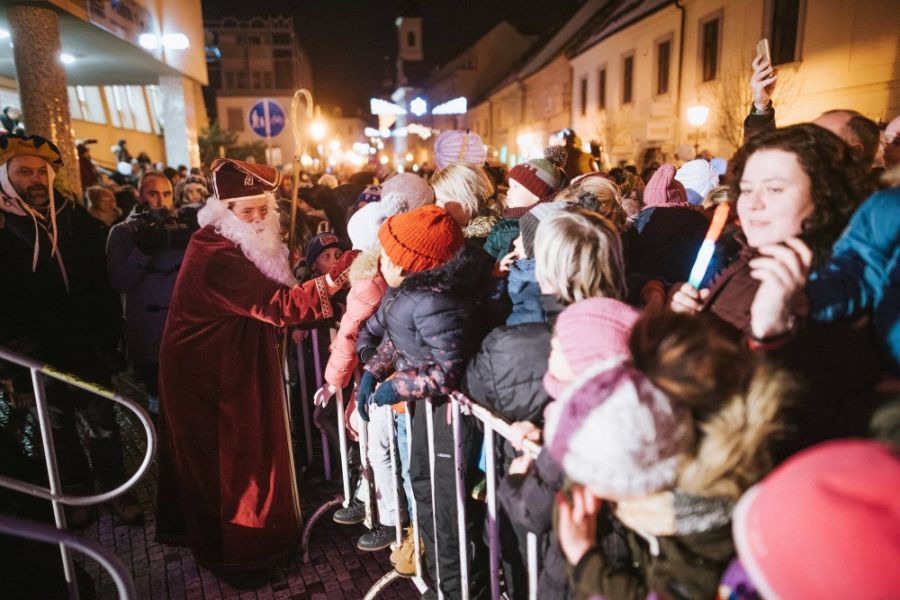 Mikuláš a deti rozžiarili Trnavu, pozrite sa aká krásna atmosféra zavládla v meste 5. decembra, foto 3