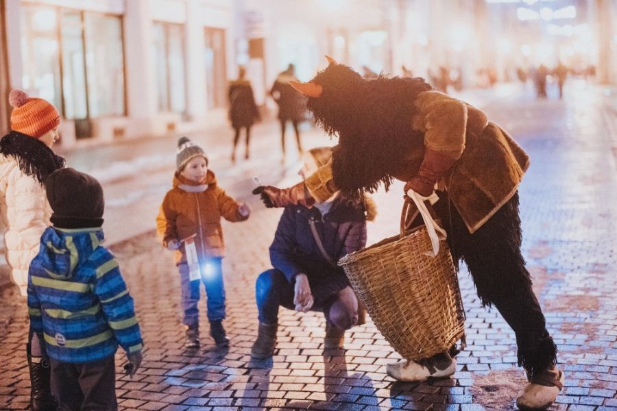 Mikuláš a deti rozžiarili Trnavu, pozrite sa aká krásna atmosféra zavládla v meste 5. decembra, foto 14
