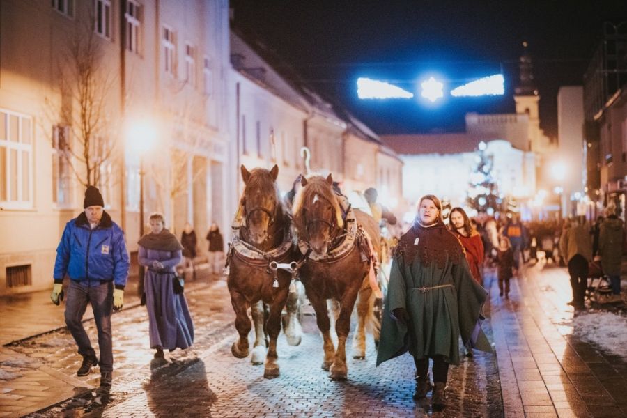 Mikuláš a deti rozžiarili Trnavu, pozrite sa aká krásna atmosféra zavládla v meste 5. decembra, foto 16