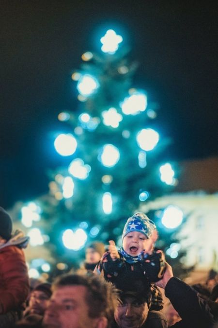 Mikuláš a deti rozžiarili Trnavu, pozrite sa aká krásna atmosféra zavládla v meste 5. decembra, foto 23