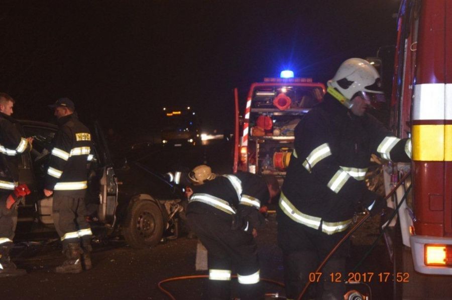 Medzi Cíferom a Hrnčiarovcami došlo k čelnej zrážke dvoch áut, cesta bola uzatvorená, foto 1