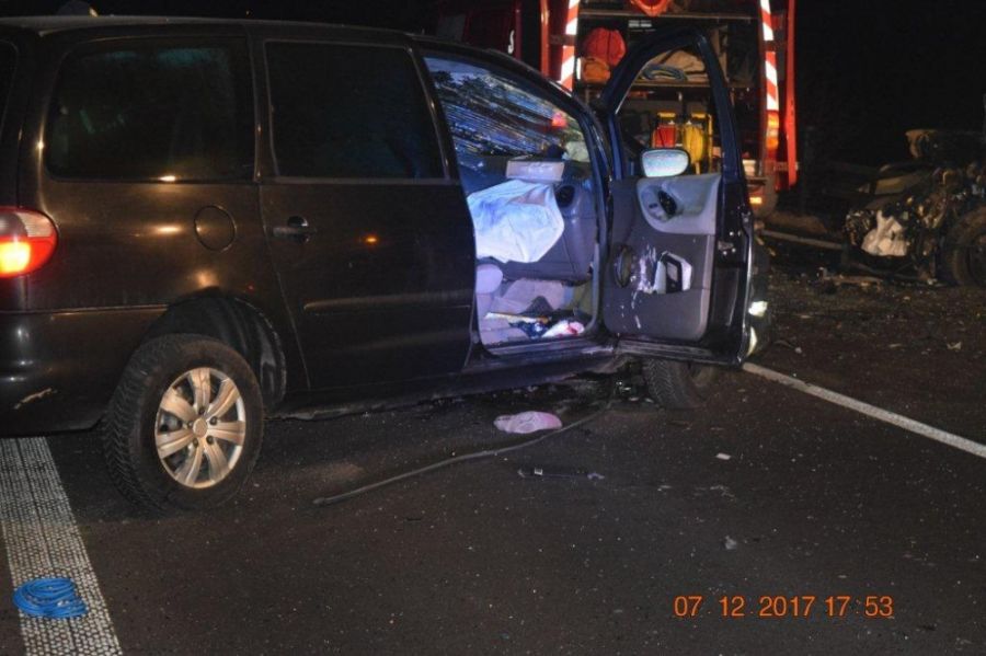 Medzi Cíferom a Hrnčiarovcami došlo k čelnej zrážke dvoch áut, cesta bola uzatvorená, foto 3