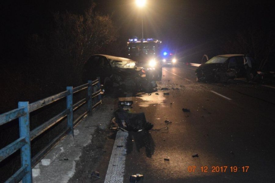 Medzi Cíferom a Hrnčiarovcami došlo k čelnej zrážke dvoch áut, cesta bola uzatvorená, foto 5