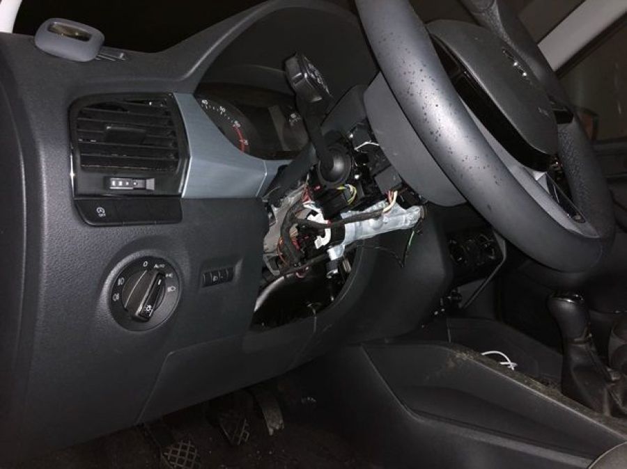 Zlodejov prichytili pri čine, pri pokuse o útek zdevastovali 2 policajné autá, jeden z nich zomrel, foto 1