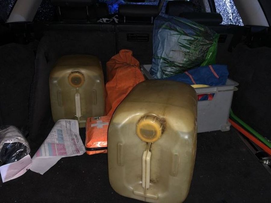 Zlodejov prichytili pri čine, pri pokuse o útek zdevastovali 2 policajné autá, jeden z nich zomrel, foto 2